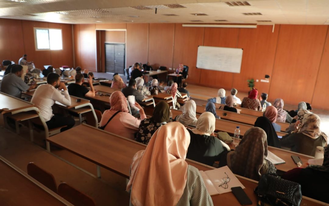 “ندوة تعليمية حول كتابة مقترحات رسالة الماجستير بثلاث لغات في كلية اللغات”