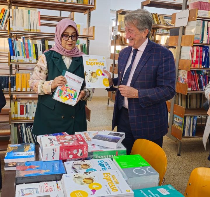القنصل الإيطالي يسلم مجموعة من الكتب لكلية اللغات لإثراء مكتبتها