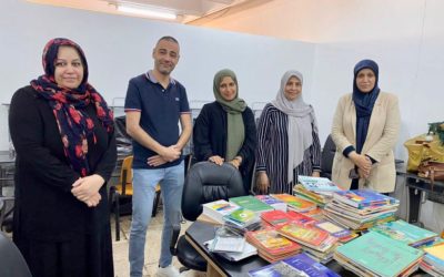 “د. عائشة القبائلي تتبرع بـ141 كتابًا و18 قرصًا تعليميًا لمكتبة كلية اللغات
