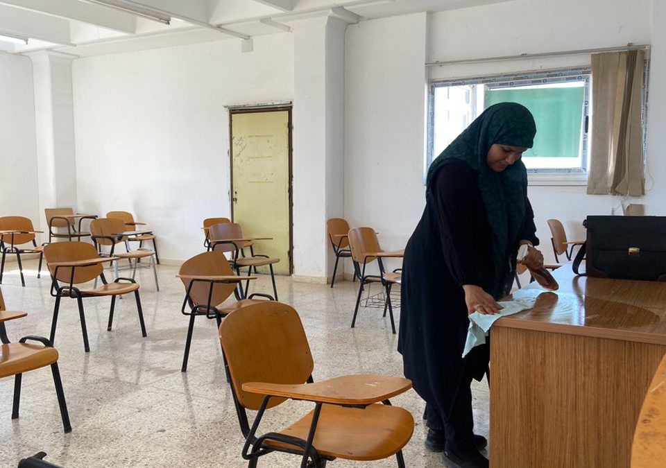 كلية اللغات بجامعة بنغازي تطلق حملة تطوعية لتنظيم القاعات الدراسية