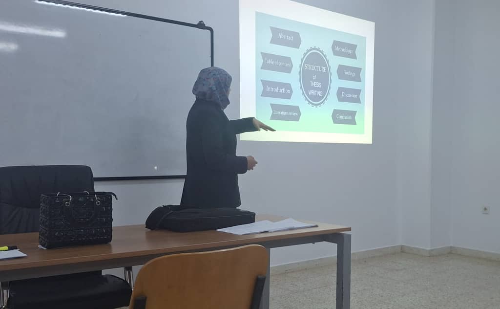 كلية اللغات بجامعة بنغازي تنظم جلسة حوارية حول كتابة رسائل الماجستير