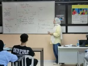 كلية اللغات تنظم دورة تقوية في اللغة الإنجليزية لطلبة الثانوية