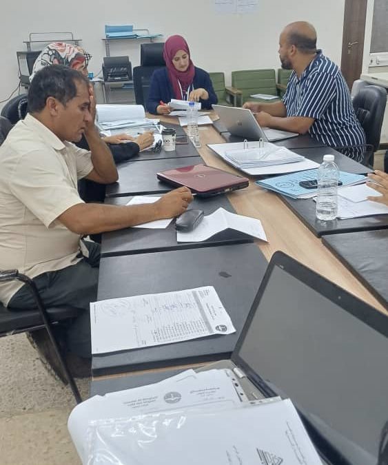 فريق الجودة بكلية اللغات يعقد اجتماعه الدوري لمراجعة معايير الاعتماد المؤسسي