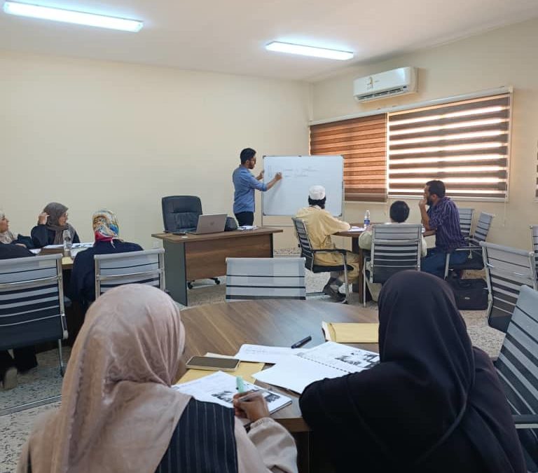 كلية اللغات بجامعة بنغازي تطلق دورة إنجليزية مجانية لموظفي جمعية الكفيف