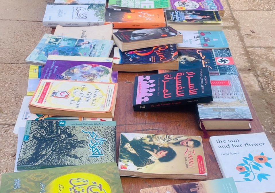 طلاب كلية اللغات ينظّمون فعالية “يوم تبادل الكتب” لتعزيز ثقافة القراءة
