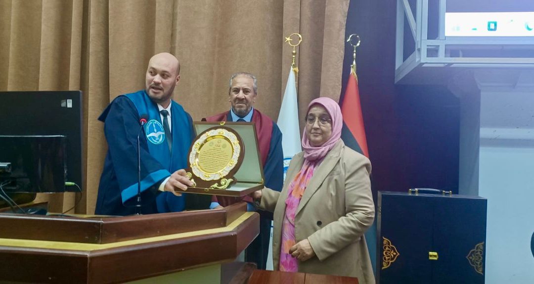 تكريم أ.د.نوارة محمد امسلم في ختام فعالية أكاديمية بكلية اللغات