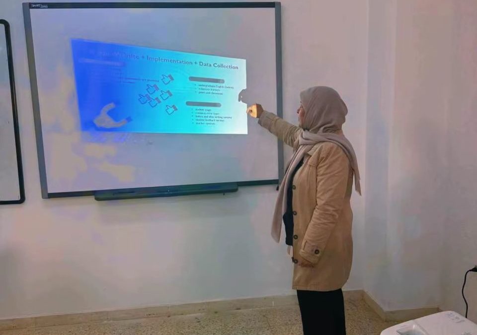 اللغة الإنجليزية يقدّمون دراسة نقدية إبداعية حول سياسات استخدام الذكاء الاصطناعي في التعليم