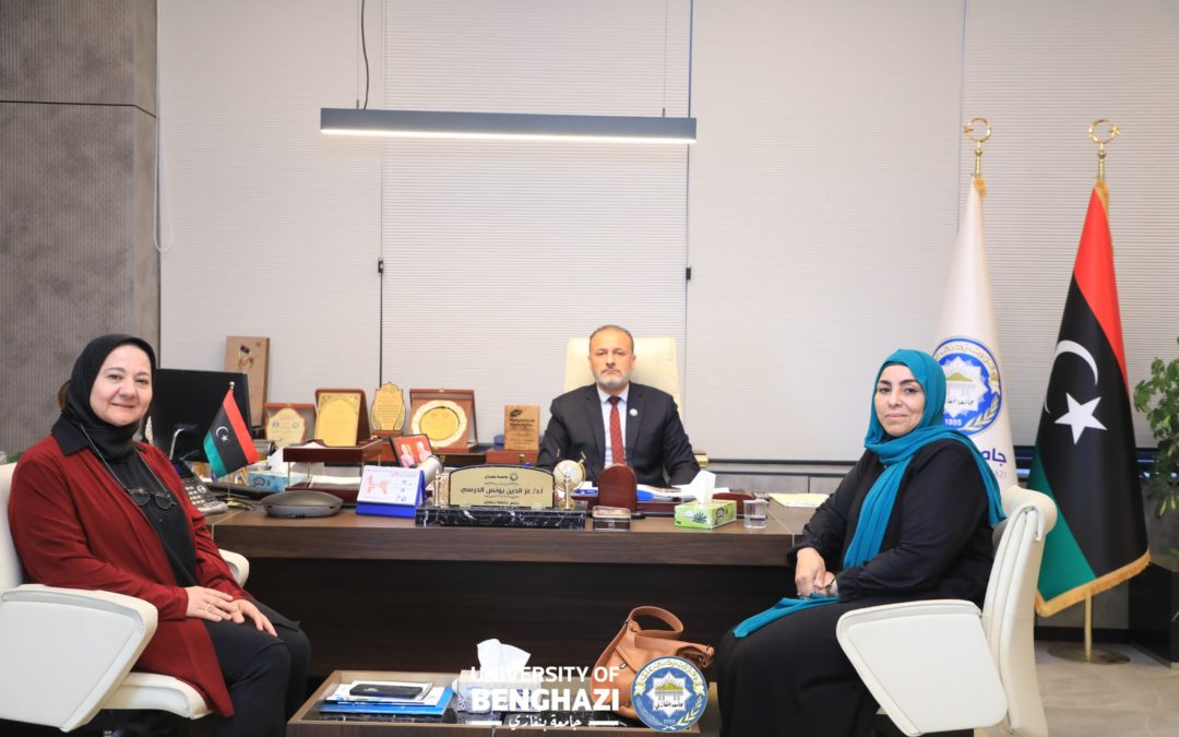 رئيس جامعة بنغازي يبحث مع عمادة كلية اللغات تطوير البرامج الأكاديمية وتعزيز مسيرة الكلية